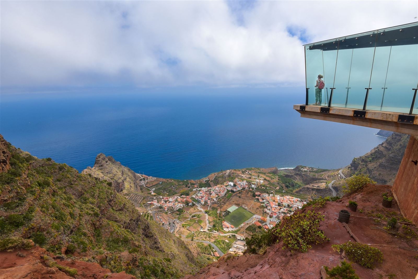 Aussichtspunkt Mirador de Abrante mit Frau auf Skywalk